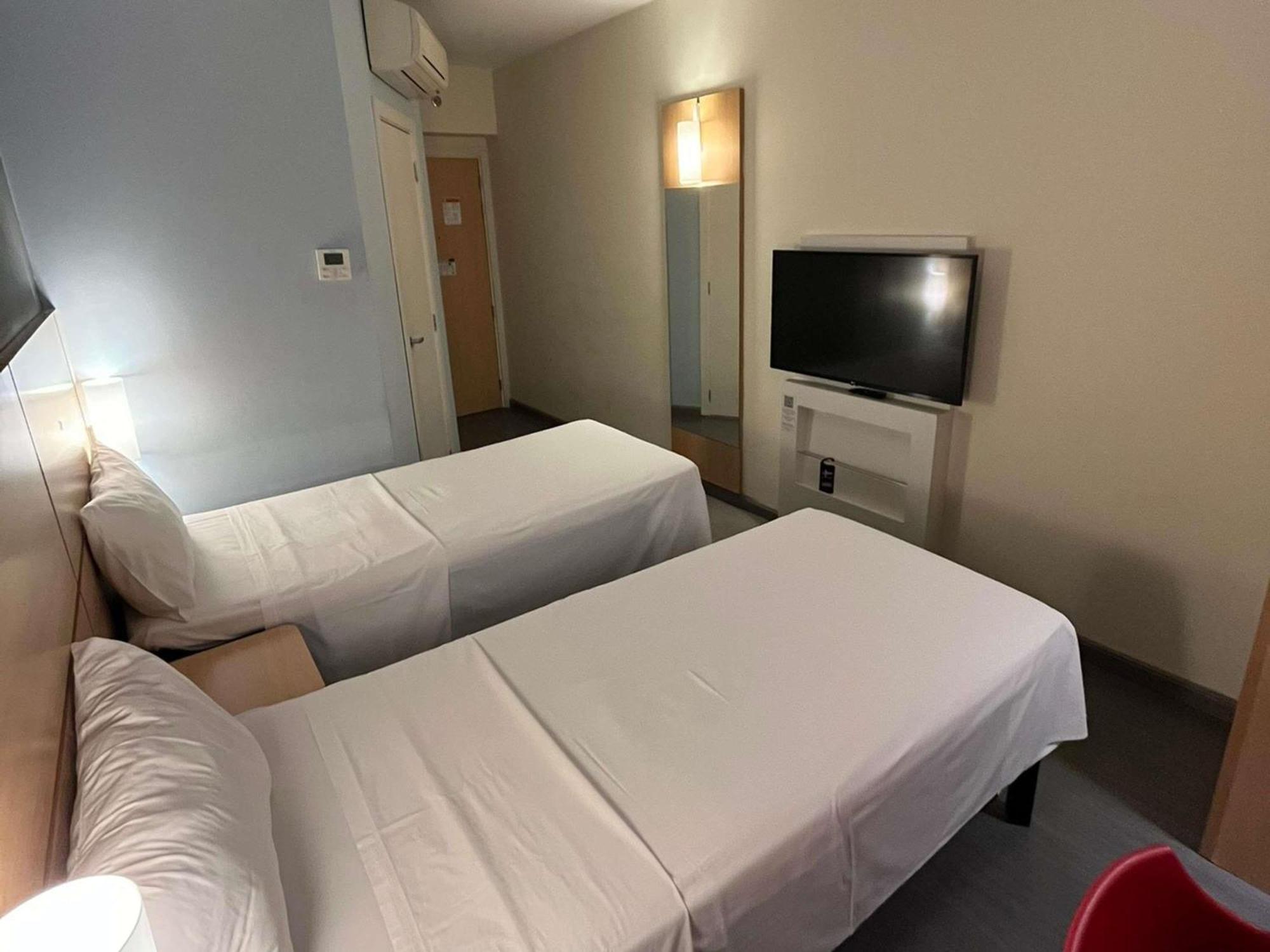 Ibis Catalao Hotel Bagian luar foto